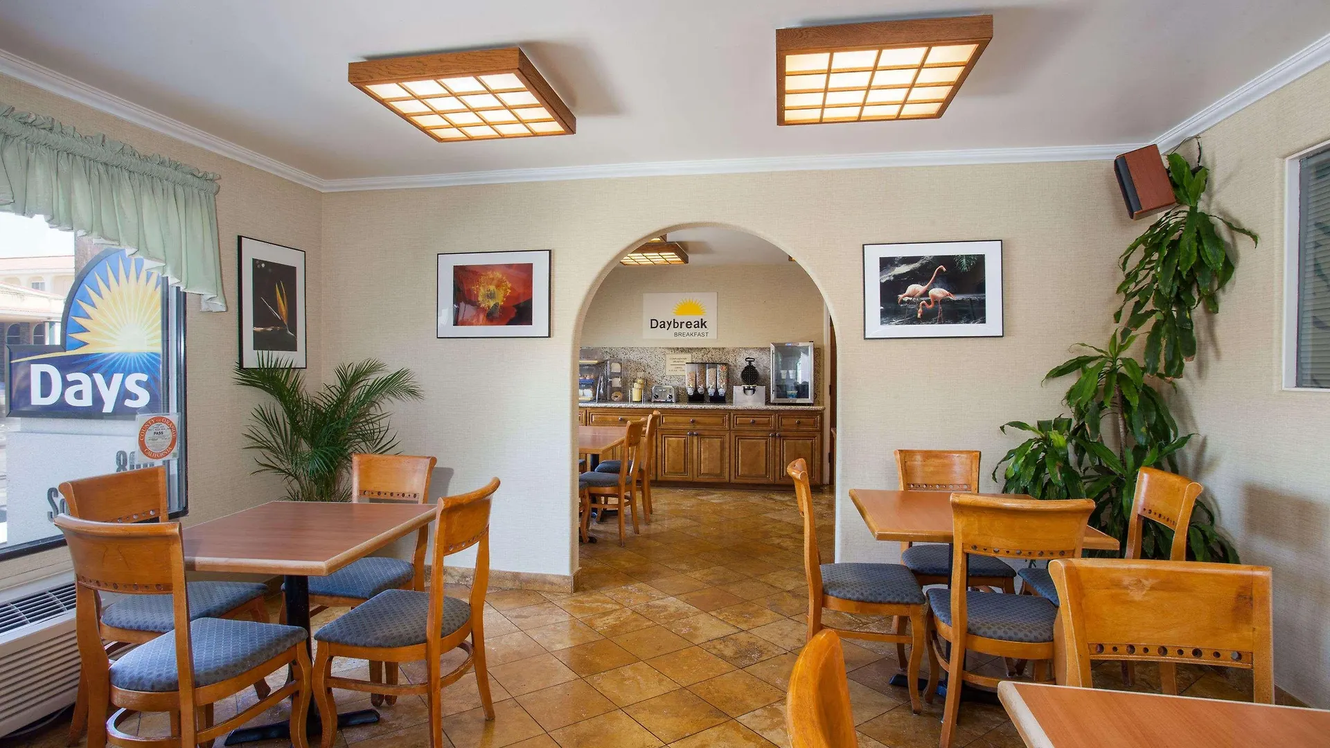 Hotel Days Inn By Wyndham Anaheim Near The Park